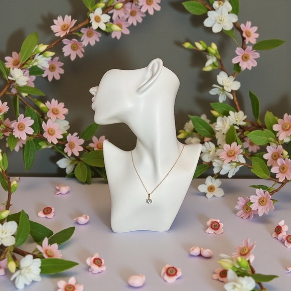 Elegant Gold Diamond Pendant Necklace - Picture 2 of 7